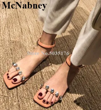 

2019 Summer New Buckle With Rhinestones Peep Toe Thick Heel Simple Patent Leather Female Sandals European And American Style
