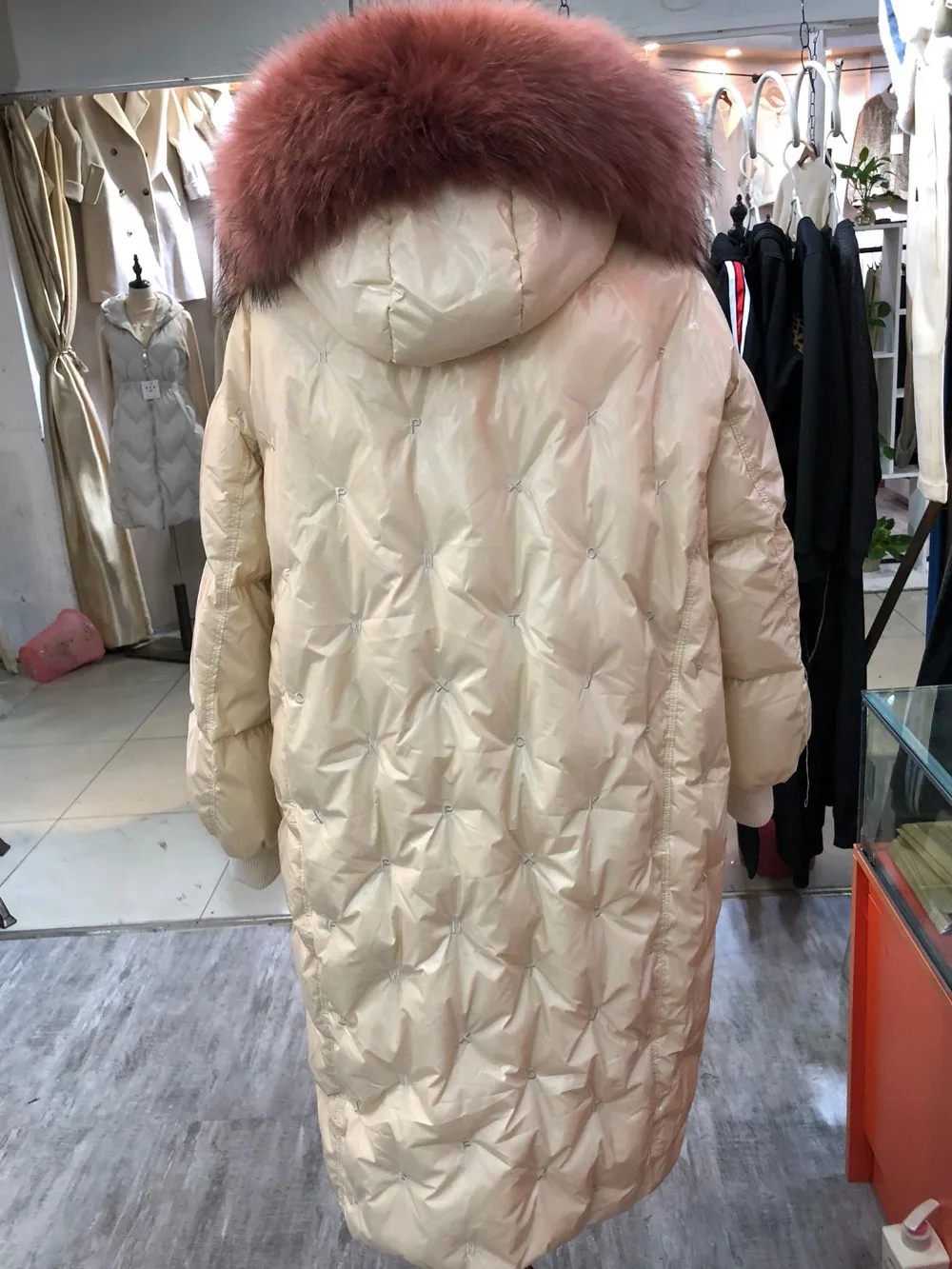 Зимний модный бренд, блестящая ткань, натуральный мех, с капюшоном, 90% утиный пух, парки, зимнее тонкое длинное плотное теплое пуховое пальто wq635