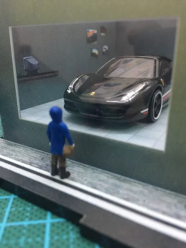 1: 64 весы Diorama маленький мальчик за окном парковка металлическая автомойка
