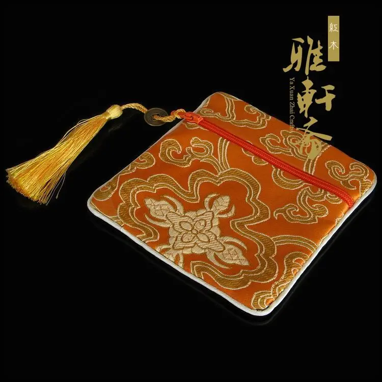 

[hundred years old] on hand with brocade bag zipper jewelry golden brocade bag bag matching bracelet beads beads