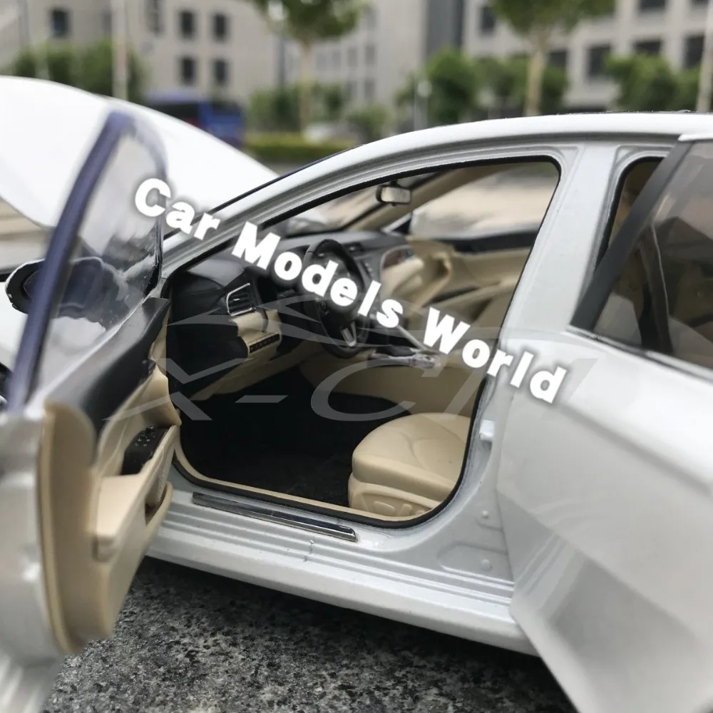 Модель литая автомобиля для 8 го поколения Camry 2018 1:18 (белый) + небольшой