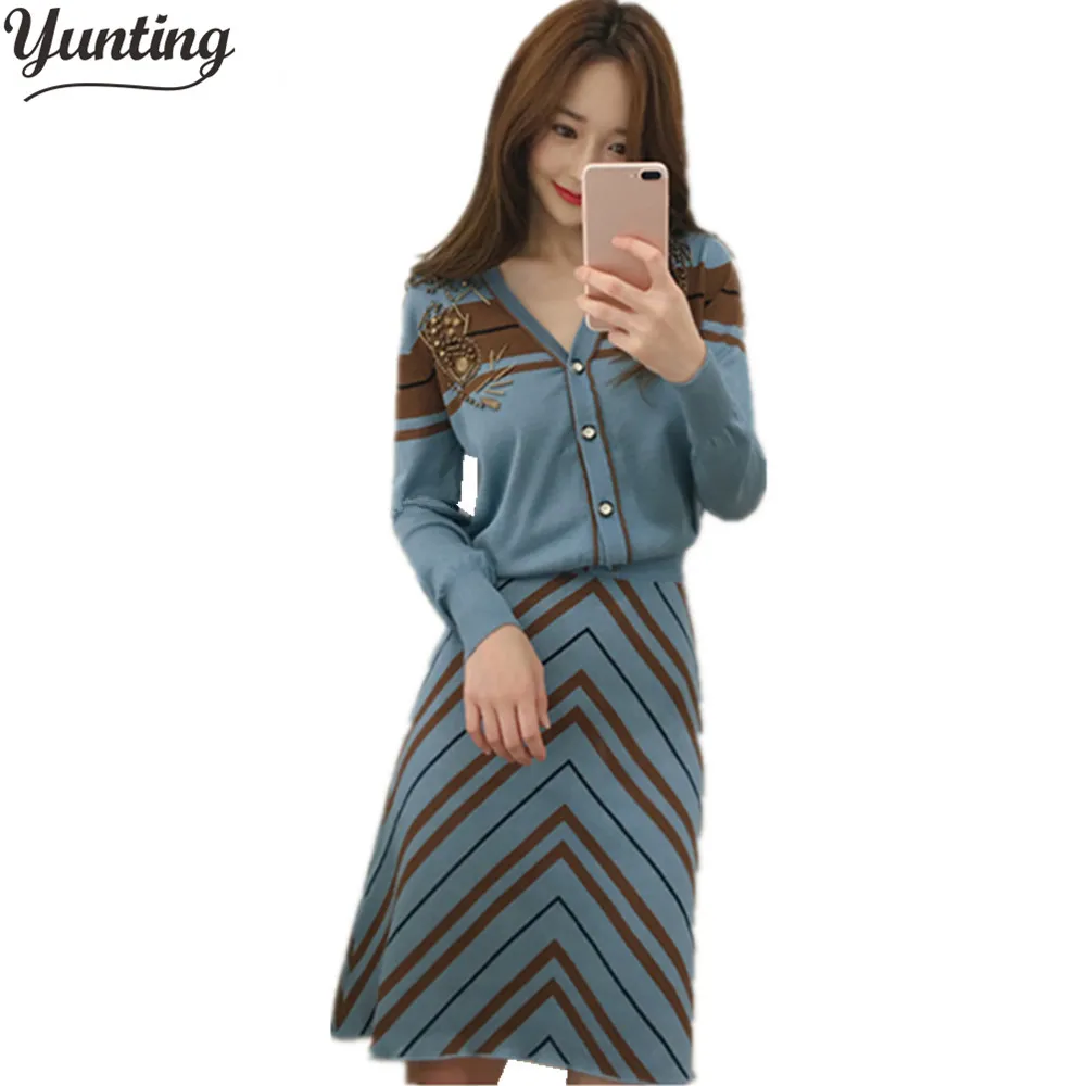 

New 2019 Runway Knitting Sweater 2 Piece Set Women Long Sleeve Embroidery Beading Pullover and Striped Skirt Suit