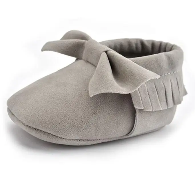 Обувь для младенцев; Мягкие Замшевые Кожаные Мокасины для маленьких девочек; мягкие Нескользящие пинетки для новорожденных; для малышей 0-18 месяцев - Цвет: grey