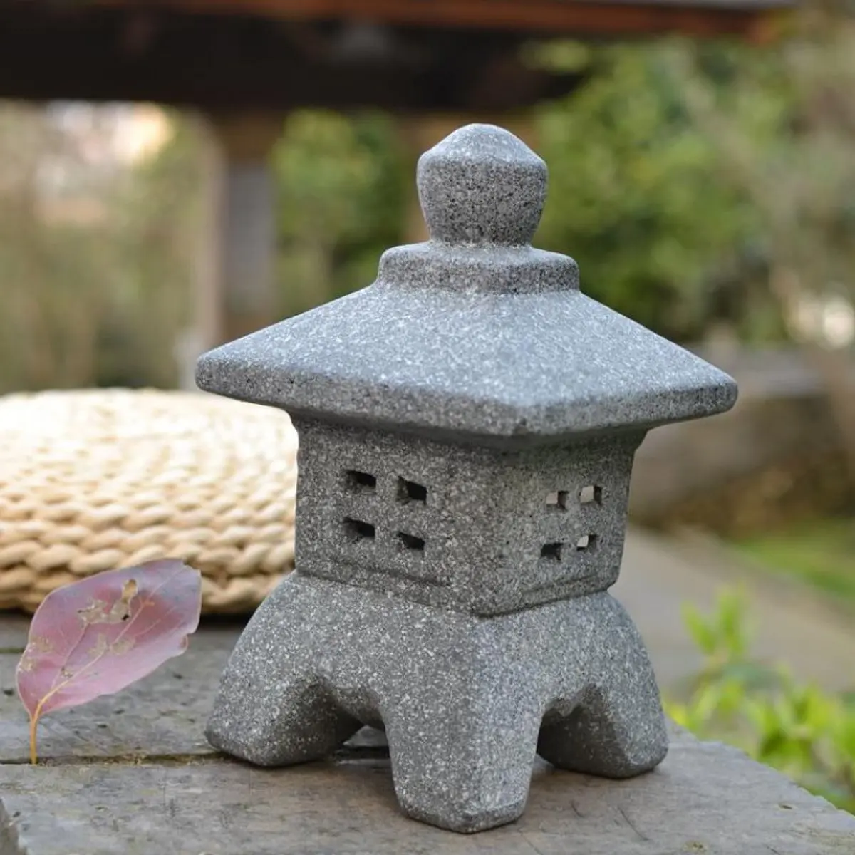 Japanese-style Ceramic Garden Ornament Pagoda Garden Yard Sculpture Lantern Crafts Candle Holder Patio Home Decoration Teahouse