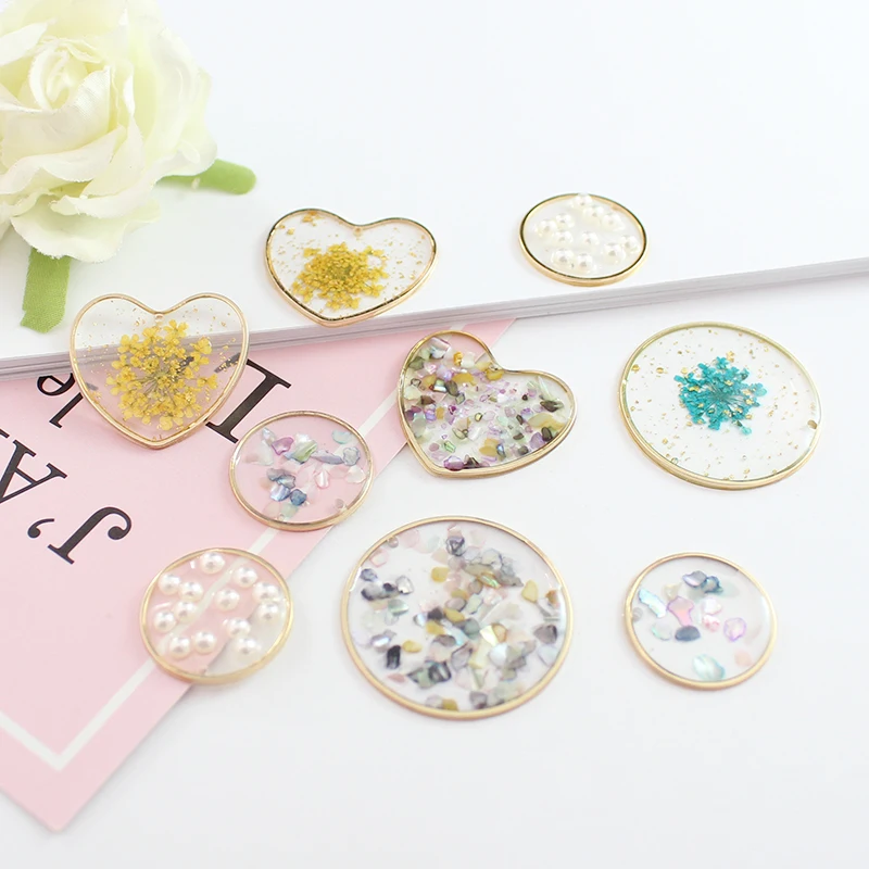 

4PCS Handmade Epoxy Resin Natural Flower Pendant,Heart Round Dried Flowers Pendant,Imitation pear shellResin Charm