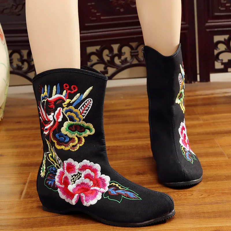 

New Arrivel Autumn Canvas Fashion Shoes Women Embroidered Boots 2017 Flower Casual Comfortable Boots Chinese Cloth Shoes Ankle