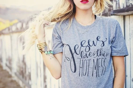 Иисус любит этот ярко беспорядок футболка для христианина Для женщин милые модные Tumblr топы лето Повседневное короткий рукав серая футболка вера футболка для девочек с надписью