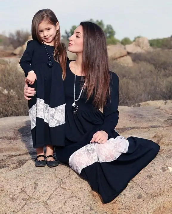 Платья для мамы и дочки кружевная одежда в полоску для семьи; одежда с длинными рукавами черное платье для мамы и дочки