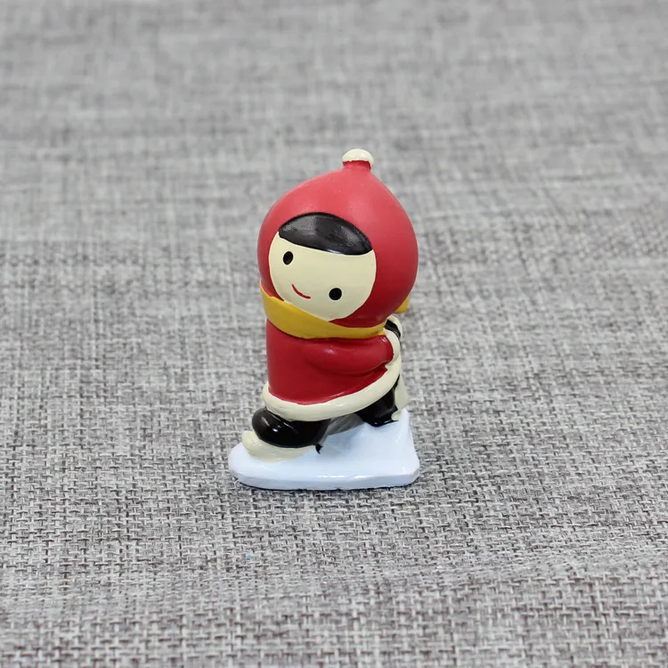 Рождественская миниатюрная Статуэтка для девочек из красной ткани, украшение для дома, Свадебный мини-сказочный сад, статуя из смолы, игрушка для рукоделия, украшения TNJ056 - Цвет: Skating
