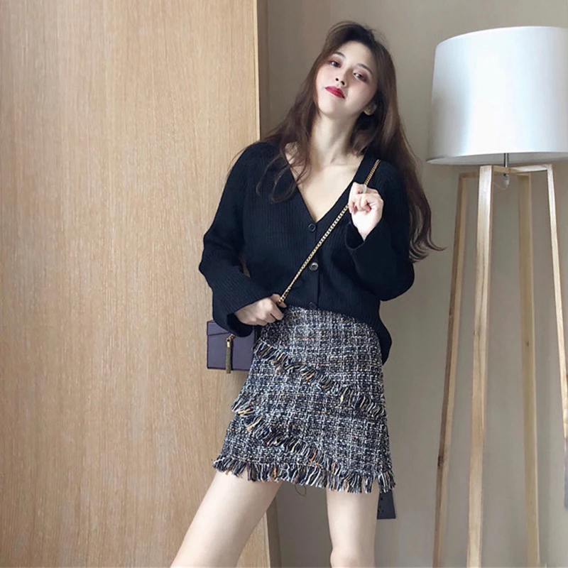 

2019 new Korean temperament V-neck trumpet sleeve sweater knit cardigan + high waist A word skirt spring suit two piece female