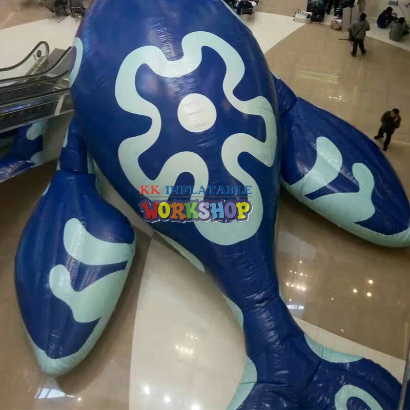 14 метров гигантский надувной синий кит для рекламы изображения. 