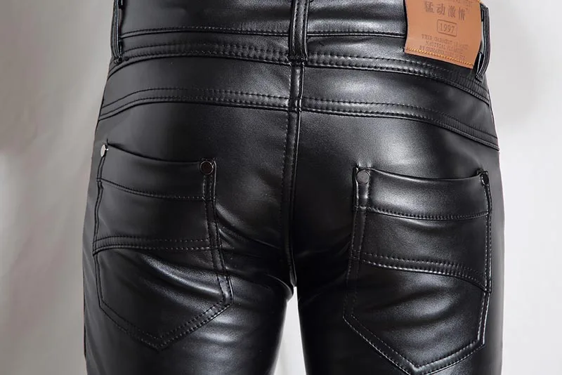 Mcikkny брюки из искусственной кожи Для мужчин тощие кожаные штаны Модные Дизайнерские приталенные мотоциклетные искусственная кожа для
