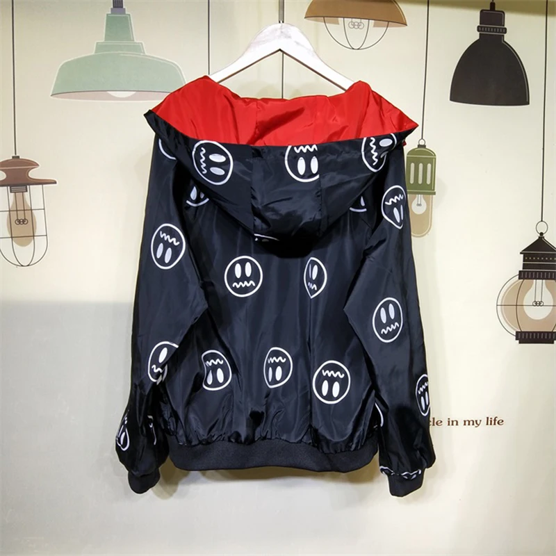 ربيع الخريف 2018 أزياء النساء سترة معطف جيب سستة مقنعين اثنين من الجانب ارتداء الكرتون وجوه طباعة أبلى فضفاض زائد حجم ربيع الخريف 2018 أزياء النساء سترة معطف جيب سستة مقنعين اثنين من الجانب ارتداء الكرتون وجوه طباعة أبلى فضفاض زائد حجم