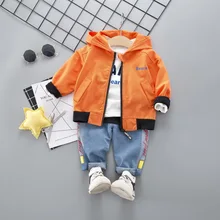 Одежда для малышей; костюм с курткой для мальчиков; коллекция года; спортивная осенняя одежда; пальто с капюшоном+ футболка+ джинсы; комплект из 3 предметов для малышей