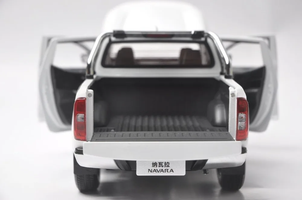 Modelo para Nissan Liga de Brinquedo Diecast Navara Branco Pickup Carro Miniatura Coleção Presentes Caminhão 1:18 Np300 2020 14 High Quality Brinquedos e hobbies