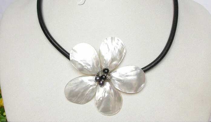 

> >>>handcraft bloom white seashell black pearls choker leather necklace j8069