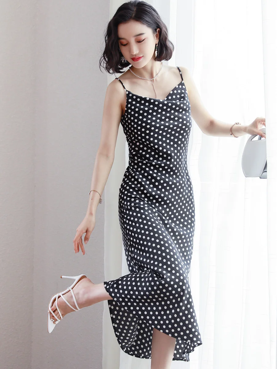 

New temperament show thin heap brought black Black polka dot shoulder-straps dress 1971#