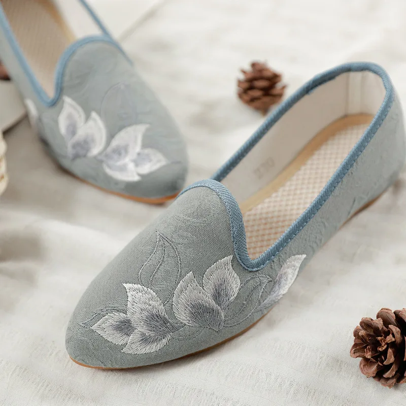 

Pointed Old Beijing Flower Embroidered Women Shoes Flat Heel Denim Chinese Style Casual Cloth Plus Size Shoes Woman B4-14