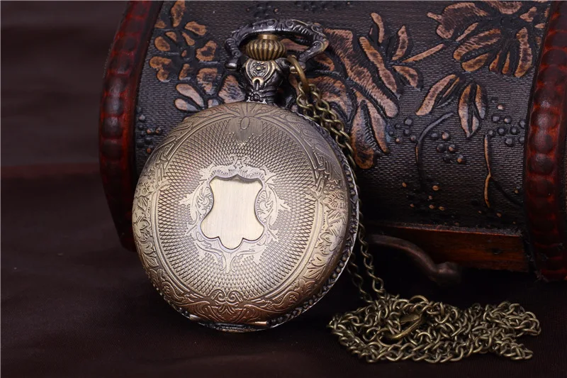 

New fashion European retro style solid cover quartz pocket watch large double-sided carved wall charts shield 8129