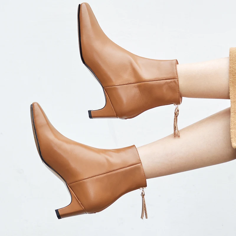 3 цвета; большие размеры 33-43; женские ботильоны из натуральной кожи на каблуке «рюмочка»; осенние короткие ботинки на молнии сзади; теплая женская обувь из плюша