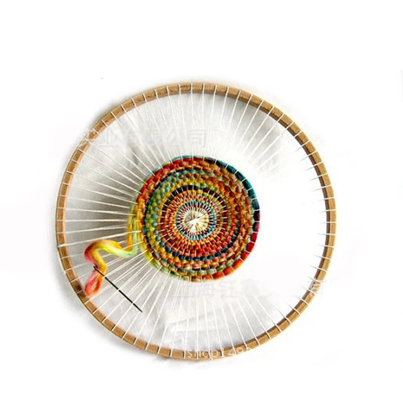 

A round wooden loom Hand-knitting machine for DIY handmade wall hangings Household weaving tools 29*29CM with Plastic needle