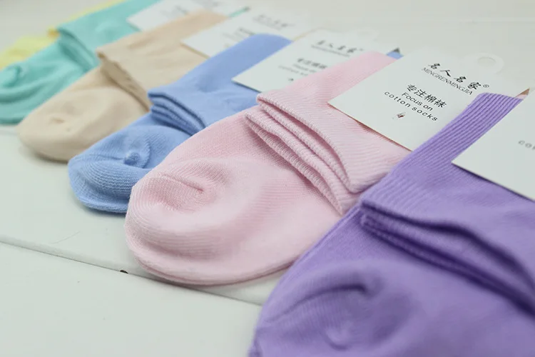 Лидер продаж, модные дизайнерские качественные весенне-осенние зимние женские носки для девочек однотонные костюмы ярких цветов, размеры 34-41, милые короткие носки