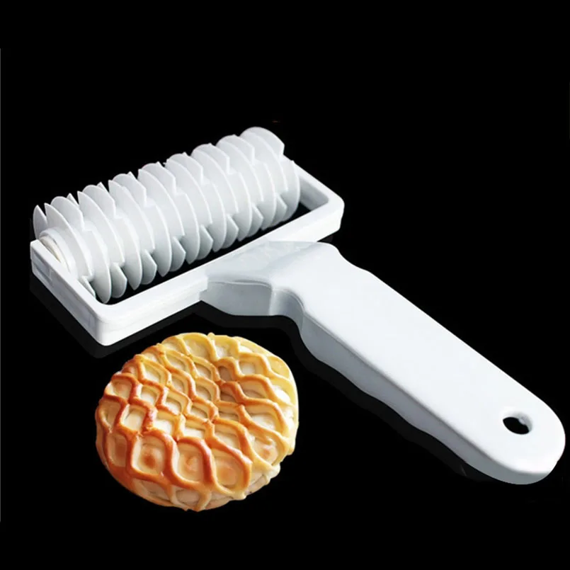 

1 Pc Food Grade Plastic Embossing Dough Roller Knife Large Size Pastry Pie Pizza Lattice Cutter Biscuit Bakeware Pizza Tools