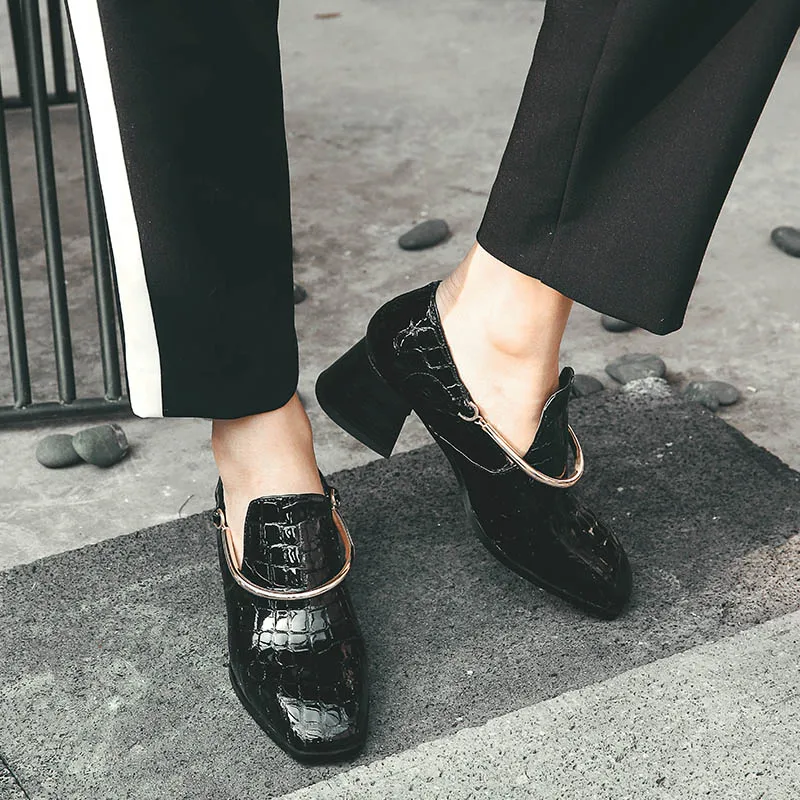 Marca el Mismo Diseño de Anillo de Metal Decoración Mujeres Panel de Patente de Cuero de Vaca Tacón Cuadrado Med Bomba Mujer Zapatos Grandes del Tamaño 34-42