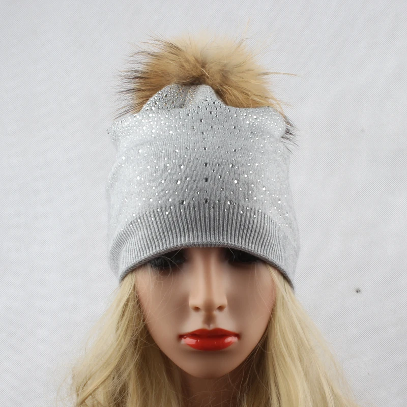 Healcold бренд На зимнем меху Шапки для Для женщин шерсть Skullies помпон шапочки блестящими стразами hat