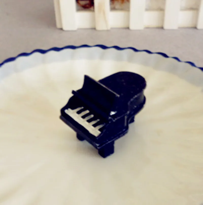 

1PC Music Theme Favor "Ain't Love Grand" Piano Place Card Holder Wedding Party Favor Clips Holder Table Number