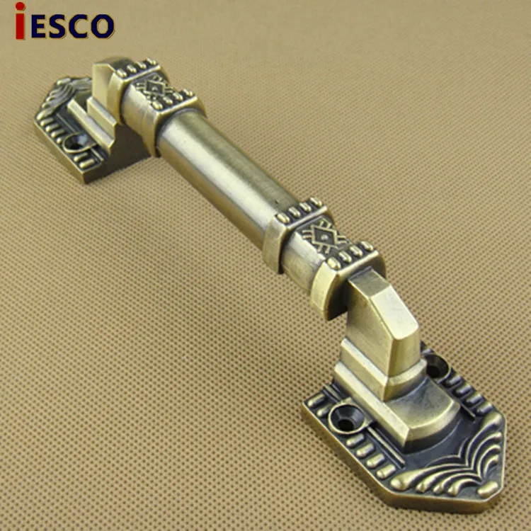 With the hand in hand retro European classical antique door handle door