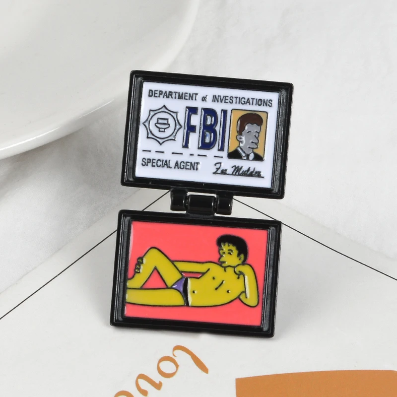 

Mulders Wallet Enamel Pin Flip Cover FBI Pin The Springfield Files Brooches Pins Badges Hat Backpack Coat Collar Lapel Pin Gift