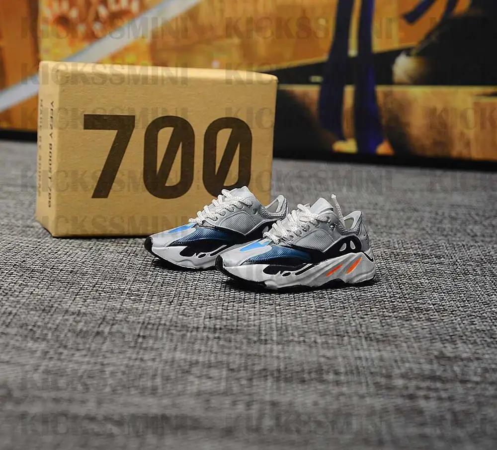 

dropshipping 700 “wave runner“ white lace sneaker no keychain 1/6 SCALE 3D Mini Sneaker JORDAN keychain doll accessory