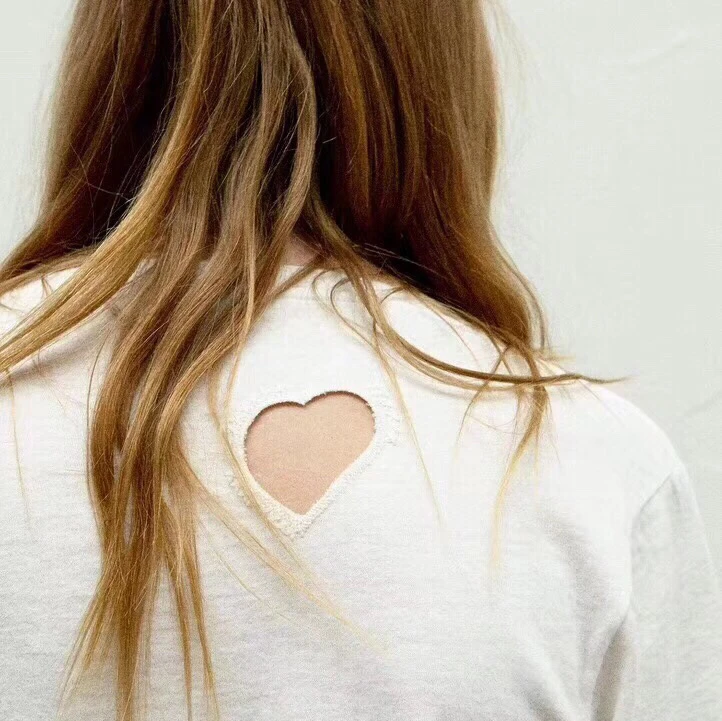 Лето Новое поступление Женская мода выдалбливать «любящее сердце» на спине простые женские белые футболки