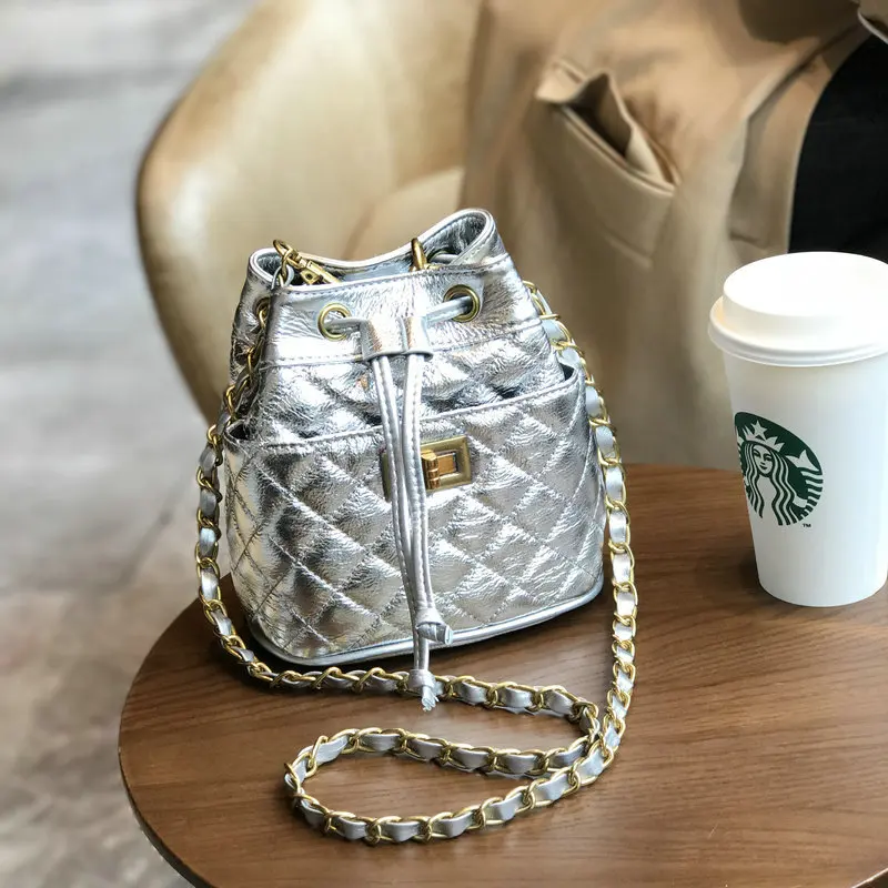 

Ms. Korean version of the Lingge chain mini bucket bag Leather with buckle MINI / mini shoulder Messenger bag