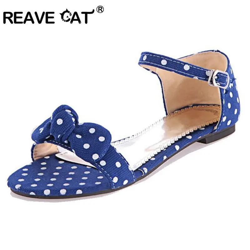 REAVE CAT/Большие размеры 34-43; милая обувь с бантиком в горошек; прозрачные женские сандалии на плоской подошве с застежкой; Летняя обувь на плоской подошве