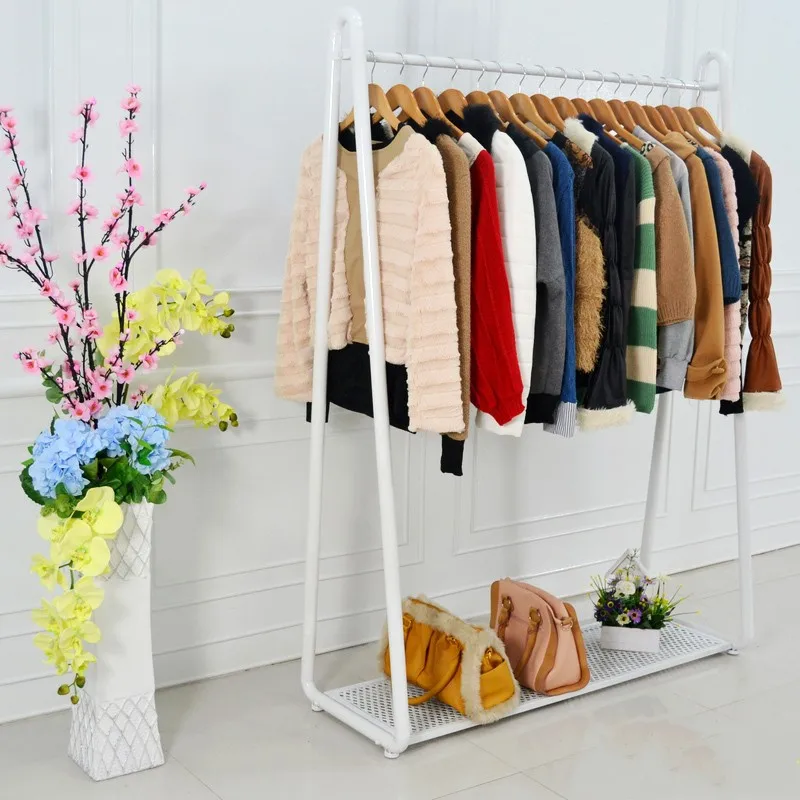 Negrita percha de hierro piso percha ropa interior en rack tienda de