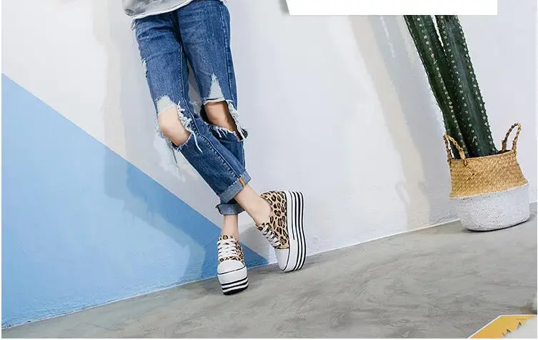 Crescente Sapatos Casuais As Sapatilhas Das Mulheres
