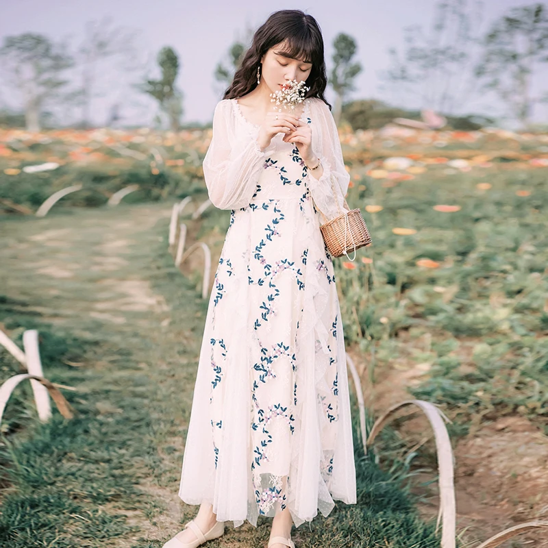 

2019 new fashion women's dresses French retro summer embroidery big swing beach holiday dress female