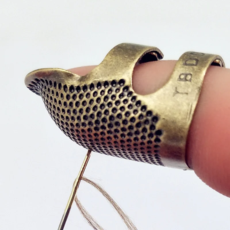 

1PC Retro Handworking Sewing Thimble Finger Protector Needlework Metal Brass Sewing Thimble DIY Sewing Tools Accessories