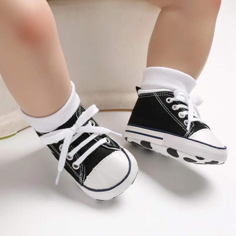 Детские холщовые ботиночки г. популярная обувь унисекс для новорожденных девочек и мальчиков мягкая подошва на шнуровке, обувь для младенцев теннисные детские повседневные кроссовки - Цвет: Черный