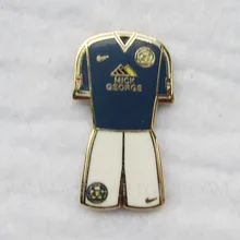 Изготовленный На Заказ Дизайн Твердые эмалированные металлические значки Спортивная футболка крутой мальчик золотое покрытие высокого качества OEM/ODM обслуживание без MOQ