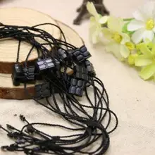 Хорошее качество черный ПВХ Клевер голова Висячие бирки веревки в одежде, Висячие бирки шнур для одежды, нанизывая цена вешалки