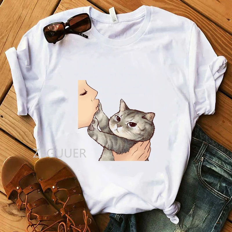 

Vogue White Tees When You Kiss Your Cat Funny T-shirt Cute CAT Illustration Summer Tops 100% Cotton Soft O-Neck Women T-Shirt