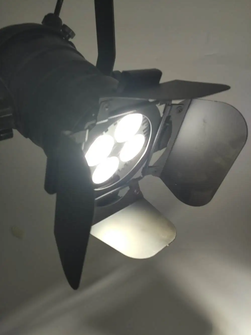 Caixa de Metal Acabamento em Tinta Elétrico com E27 Lâmpada para 4 Industrial Pista Dispositivo Par30 Fios 3 Fase Bar Preta 30 w Luz 4 Iluminação do percurso