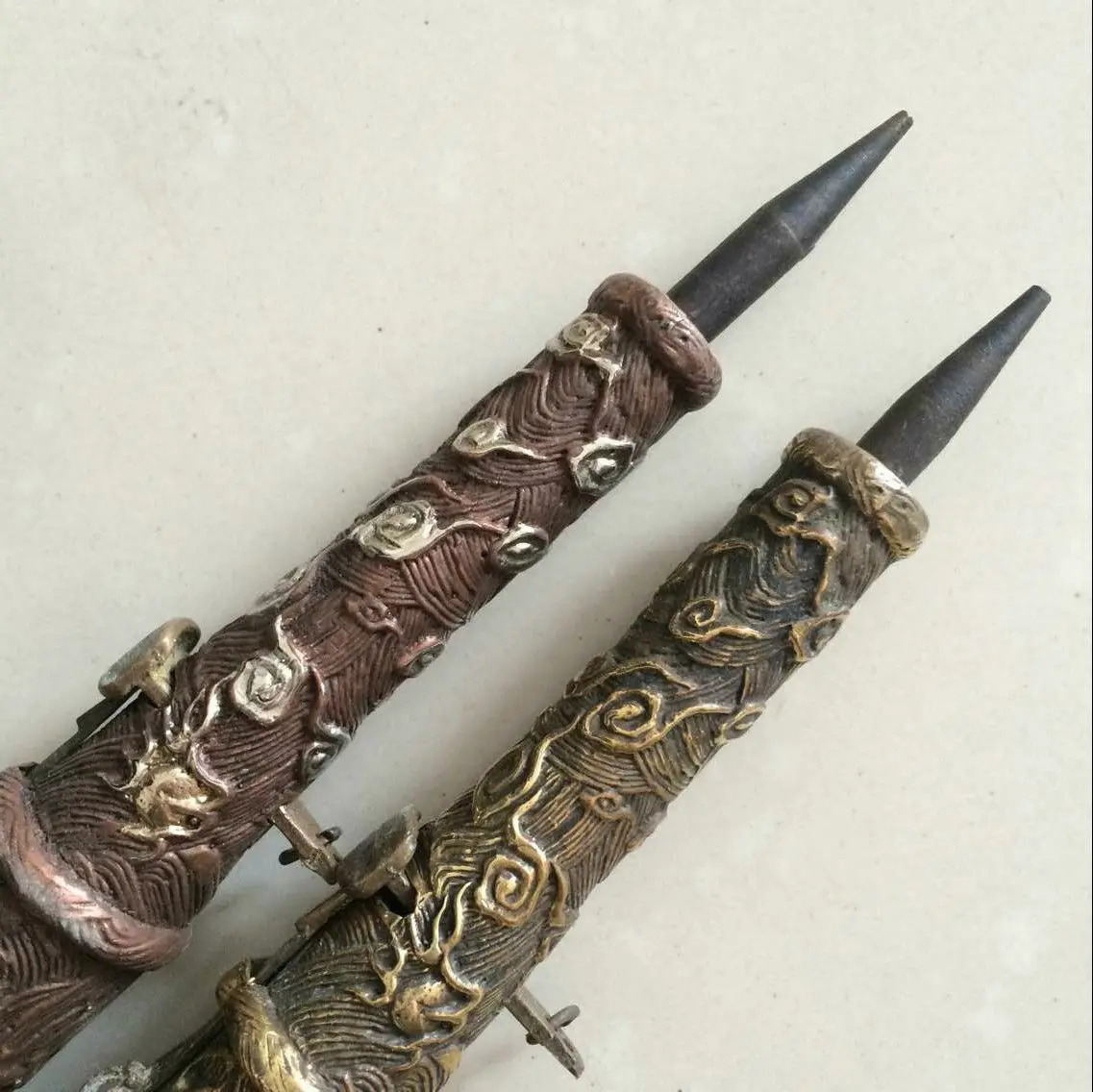 Изысканная бронзовая резьба Дракон Древние китайские руки кинжалом штыковое оружие скрытый в рукаве манжета меч