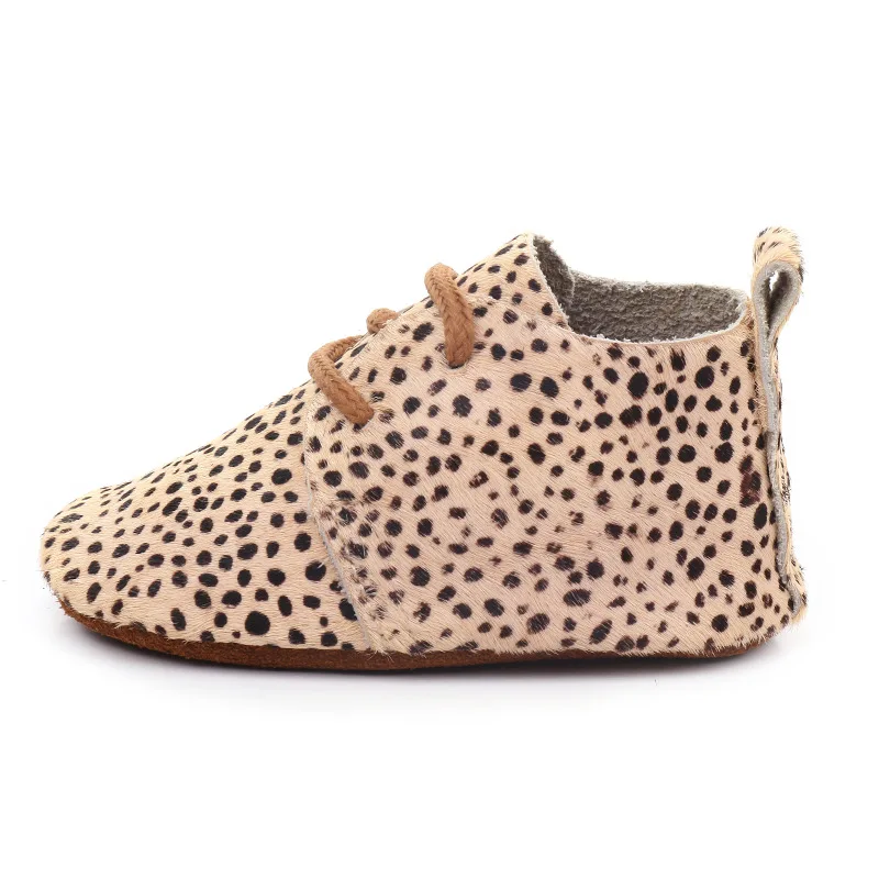 Детская обувь из натуральной кожи, с леопардовым принтом, мягкая обувь для девочек, с конским мехом, для мальчиков, для первых ходунков, кружевные детские мокасины для 0-24 месяцев