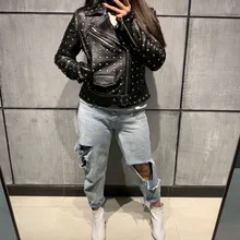 Женская кожаная куртка с заклепками