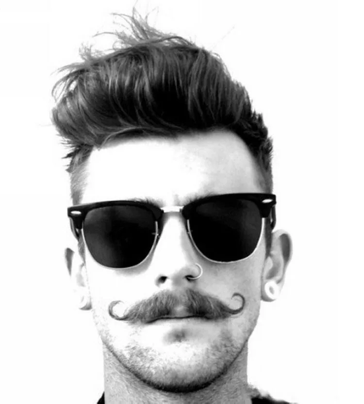 Модные усы 2023. Мода на усы 2024. Парни с закрученными усами. Усы хэндлбар. Красивые мужские усы.