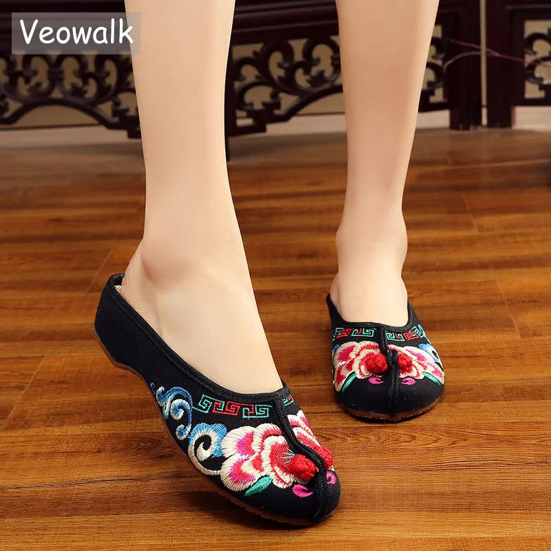Женские холщовые шлепанцы Veowalk с цветочной вышивкой закрытым носком летние